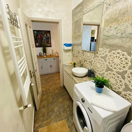Beatrice Apartment *